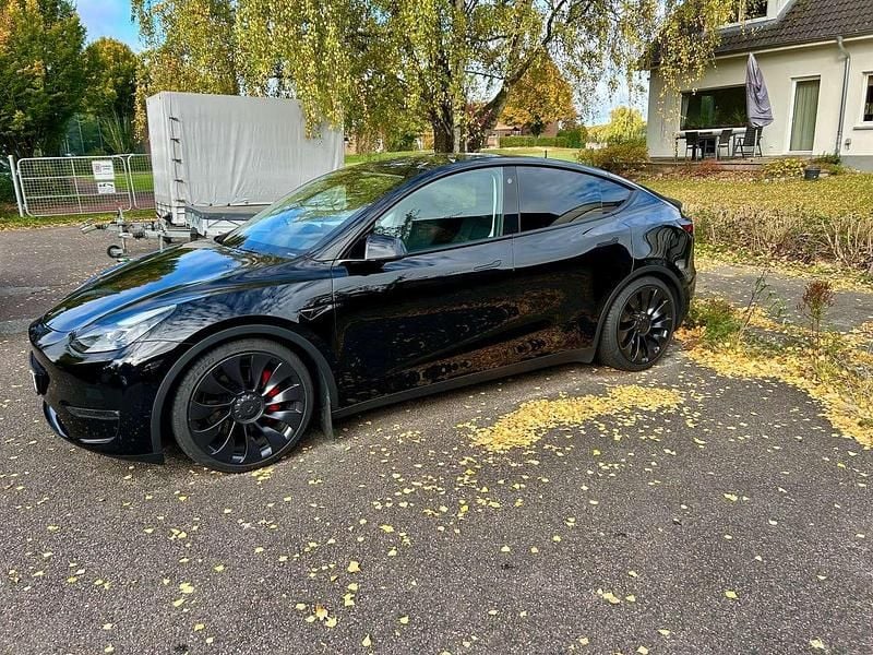 Schwarz Gebraucht 2023 Tesla Model Y Performance SUV | 41.990 € (Superpreis) - Bild 1/4