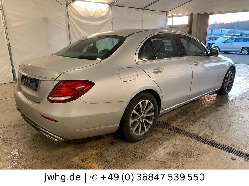 Gebraucht Mercedes E220 Avantgarde 194 PS (142 kW) 2018 Iridiumsilber (metallic) Limousine