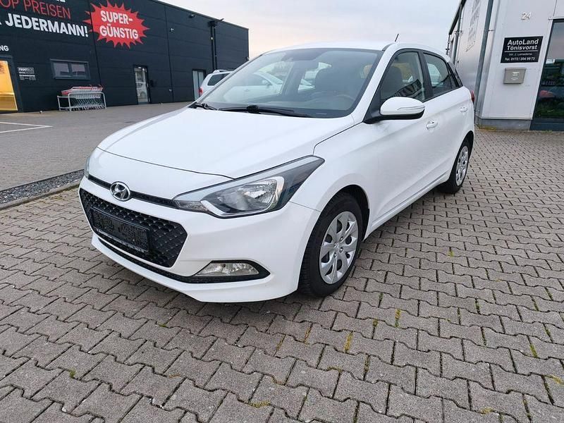 Polar white Gebraucht 2015 Hyundai i20 Trend Limousine | 6.900 € (Fairer Preis) - Bild 1/4