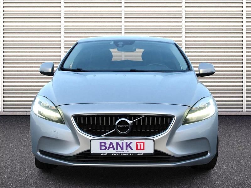 Gebraucht Volvo V40 Momentum 120 PS (88 kW) 2019 Silber Limousine