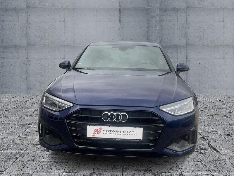 Second-hand Audi A4 Advanced 204 CP (150 kW) 2022 Albastru Berlinǎ