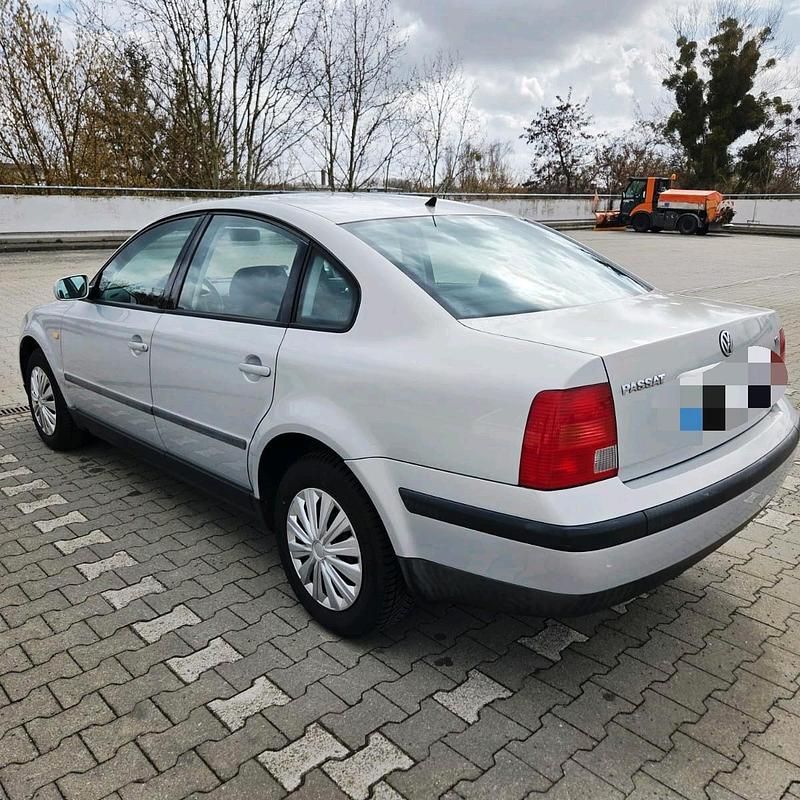 Gebraucht VW Passat 125 PS (91 kW) 1999 Violet Limousine