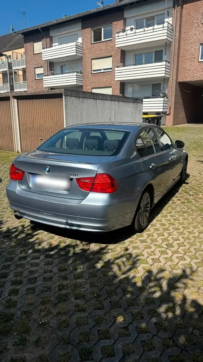 Gebraucht BMW 320 170 PS (125 kW) 2010 Blau Limousine