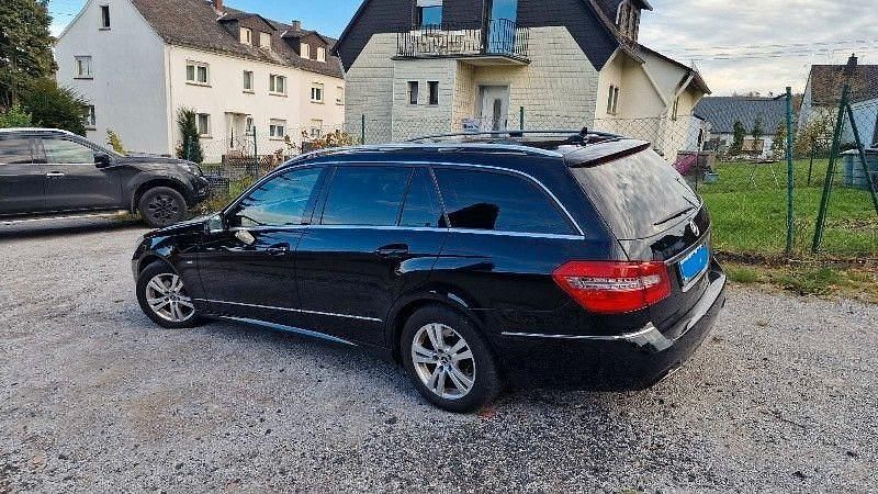 Schwarz Gebraucht 2012 Mercedes E220 Avantgarde Kombi | 9.500 € - Bild 1/4