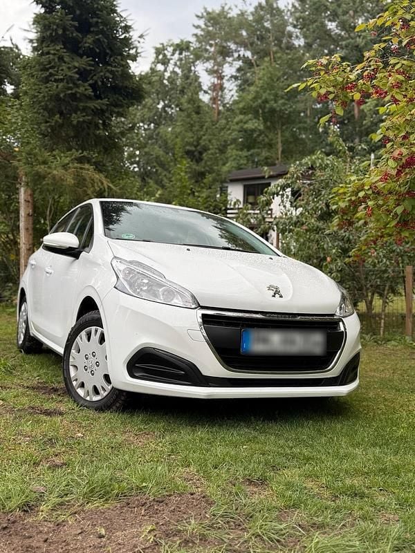 Weiß Gebraucht 2016 Peugeot 208 Kleinwagen | 4.299 € (Fairer Preis) - Bild 1/4