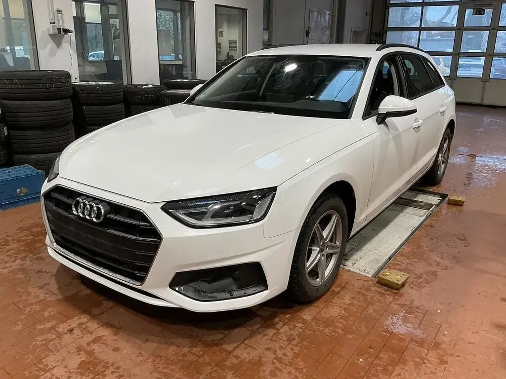 Gebraucht Audi A4 Basis 163 PS (119 kW) 2022 Ibisweiß Kombi