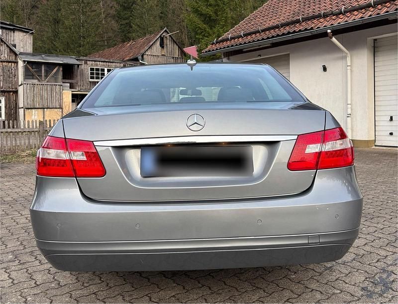 Gebraucht Mercedes E200 136 PS (100 kW) 2011 Silber Limousine
