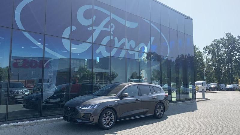 Grau Neu 2025 Ford Focus ST-Line Limousine | 33.490 € (Teuer) - Bild 1/4