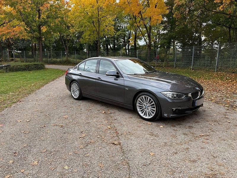 Gebraucht BMW 318 Luxury Line 143 PS (105 kW) 2013 Grau Limousine