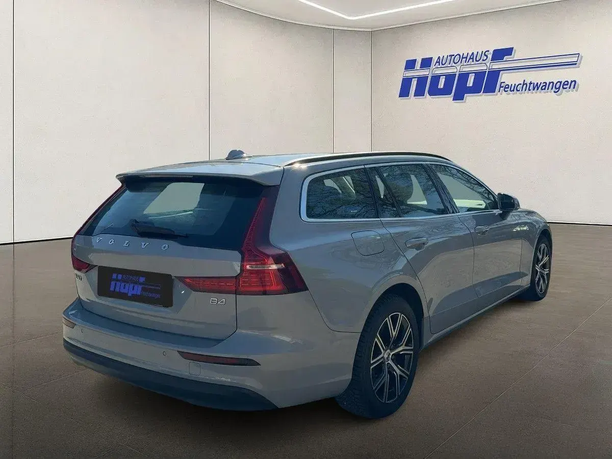 Gebraucht Volvo V60 Core 197 PS (144 kW) 2024 Silber Kombi