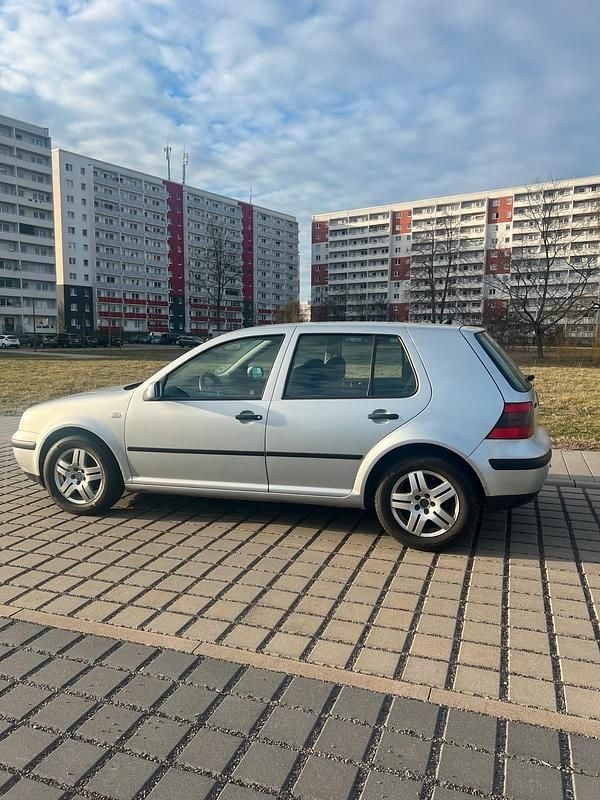 Gebraucht VW Golf IV 105 PS (77 kW) 2001 Silber Kleinwagen