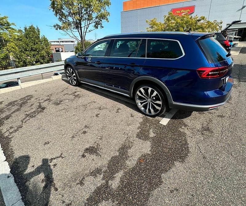 Blau Gebraucht 2018 VW Passat Alltrack Kombi | 26.000 € (Fairer Preis) - Bild 1/2