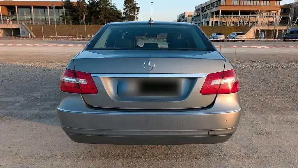 Gebraucht Mercedes E220 Avantgarde 170 PS (125 kW) 2012 Grau Limousine