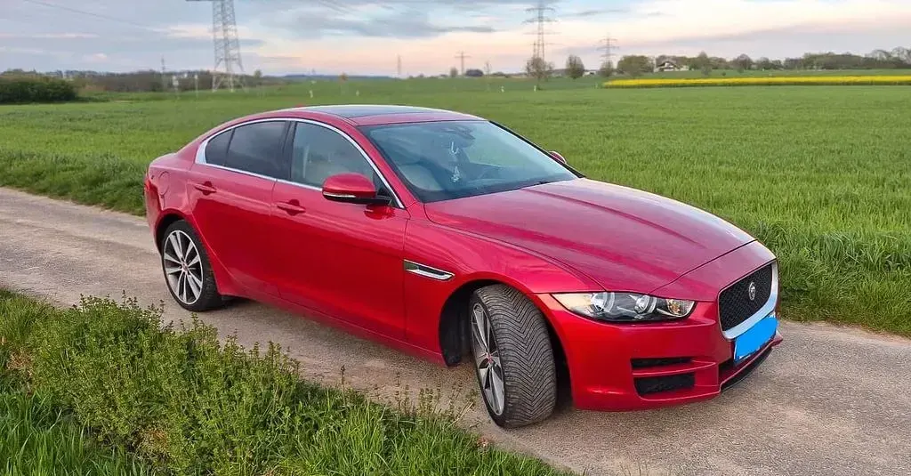 Gebraucht Jaguar XE Prestige 179 PS (131 kW) 2016 Rot Limousine