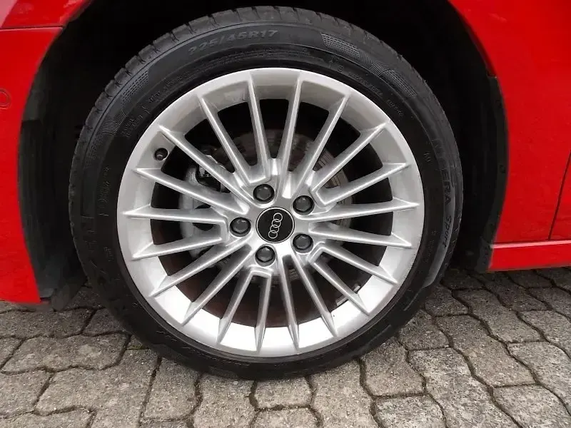 Second-hand Audi A3 Advanced 110 CP (80 kW) 2023 Roșu Berlinǎ