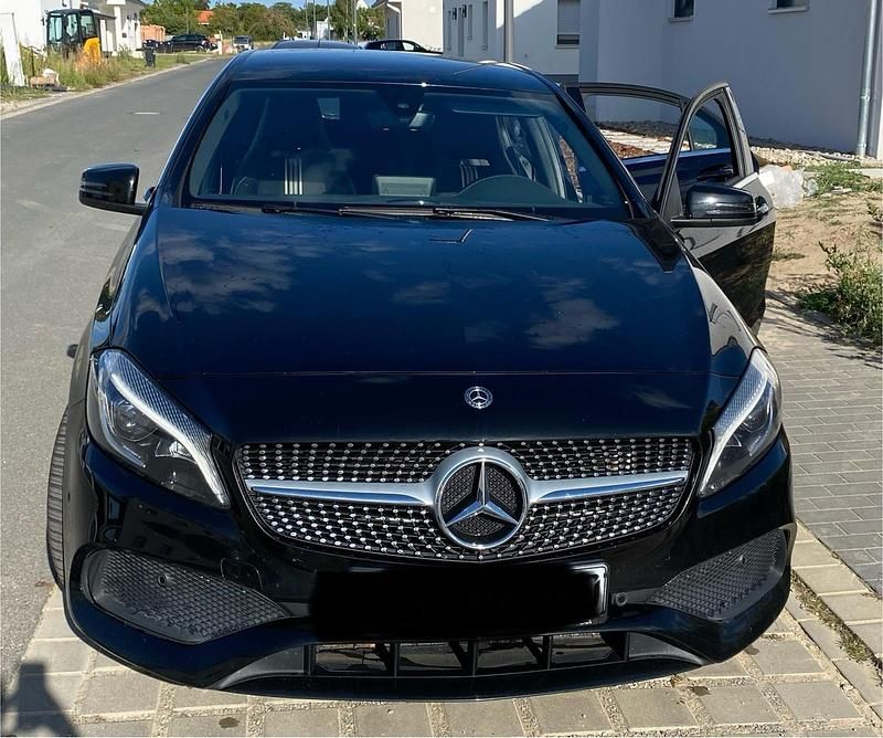 Schwarz Gebraucht 2018 Mercedes A200 AMG Kleinwagen | 18.400 € (Fairer Preis) - Bild 1/4