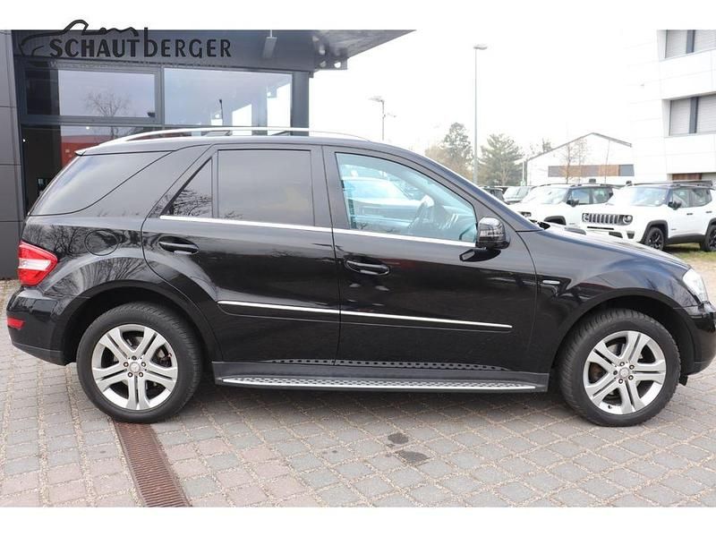Gebraucht Mercedes 300 204 PS (150 kW) 2010 Obsidianschwarz SUV