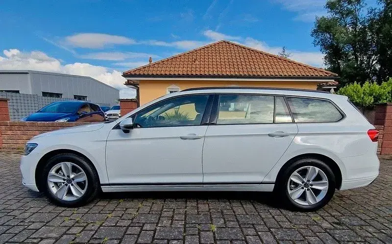 Gebraucht VW Passat Basis 122 PS (89 kW) 2023 Weiß Kombi