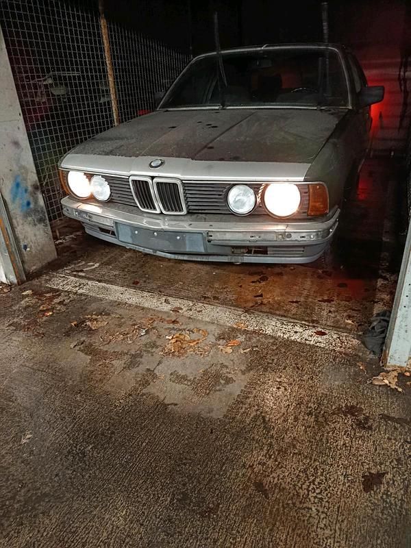 Gebraucht BMW 732 197 PS (144 kW) 1983 Grau Limousine