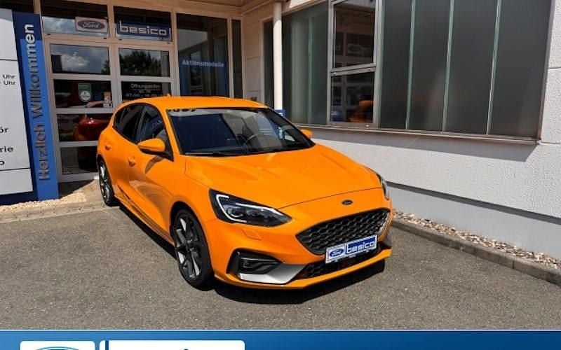 Tropicalorange metallic (orange) Gebraucht 2019 Ford Focus ST Limousine | 25.980 € (Fairer Preis) - Bild 1/4