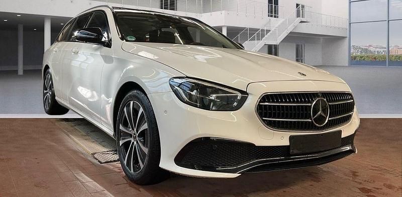 Gebraucht Mercedes E300 Night 194 PS (142 kW) 2022 Weiß Kombi
