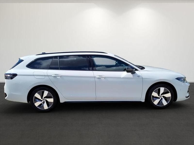 Gebraucht VW Passat R-line 150 PS (110 kW) 2024 (pure white) Kombi
