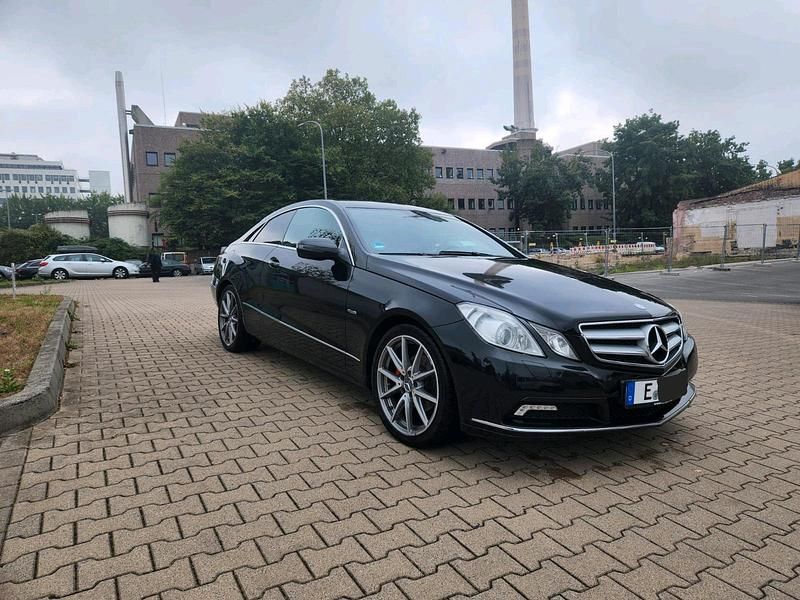 Schwarz Gebraucht 2011 Mercedes E250 Avantgarde Coupé | 11.500 € (Fairer Preis) - Bild 1/4