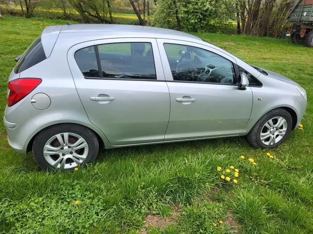 Używany Opel Corsa Eco 86 KM (63 kW) 2010 Srebrny Hatchback