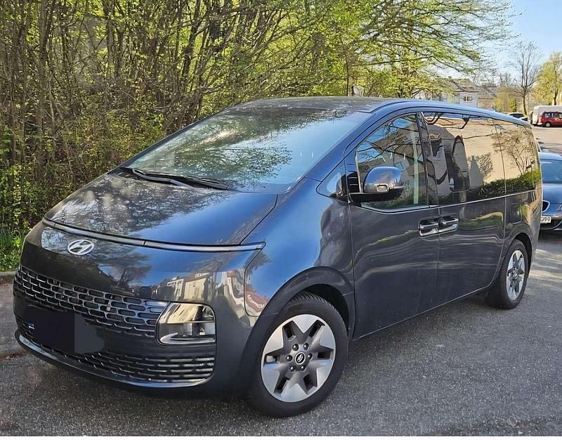 Grau Gebraucht 2023 Hyundai Staria Prime Van | 41.000 € (Superpreis) - Bild 1/4