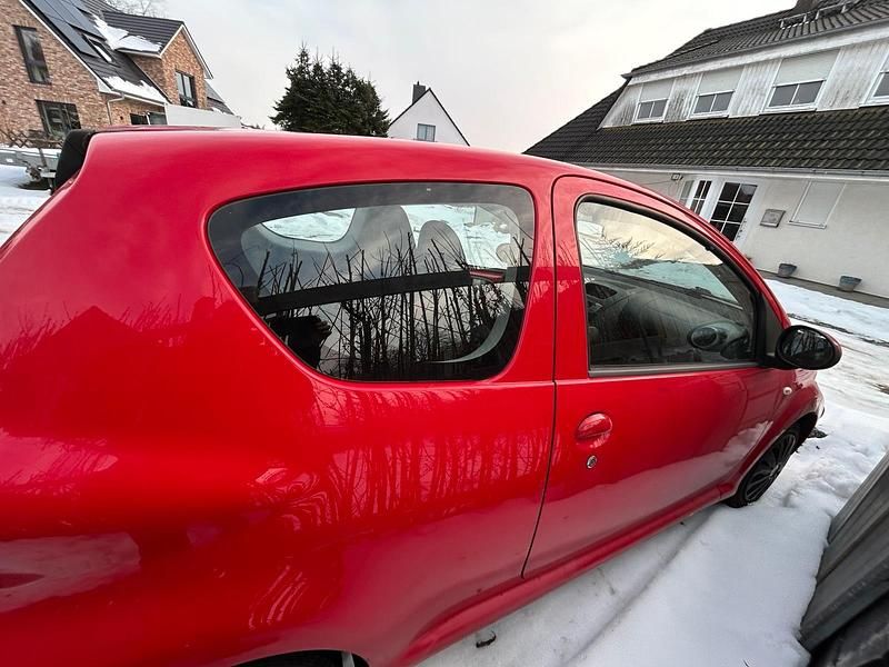 Gebraucht Toyota Aygo 68 PS (50 kW) 2005 Rot Kleinwagen