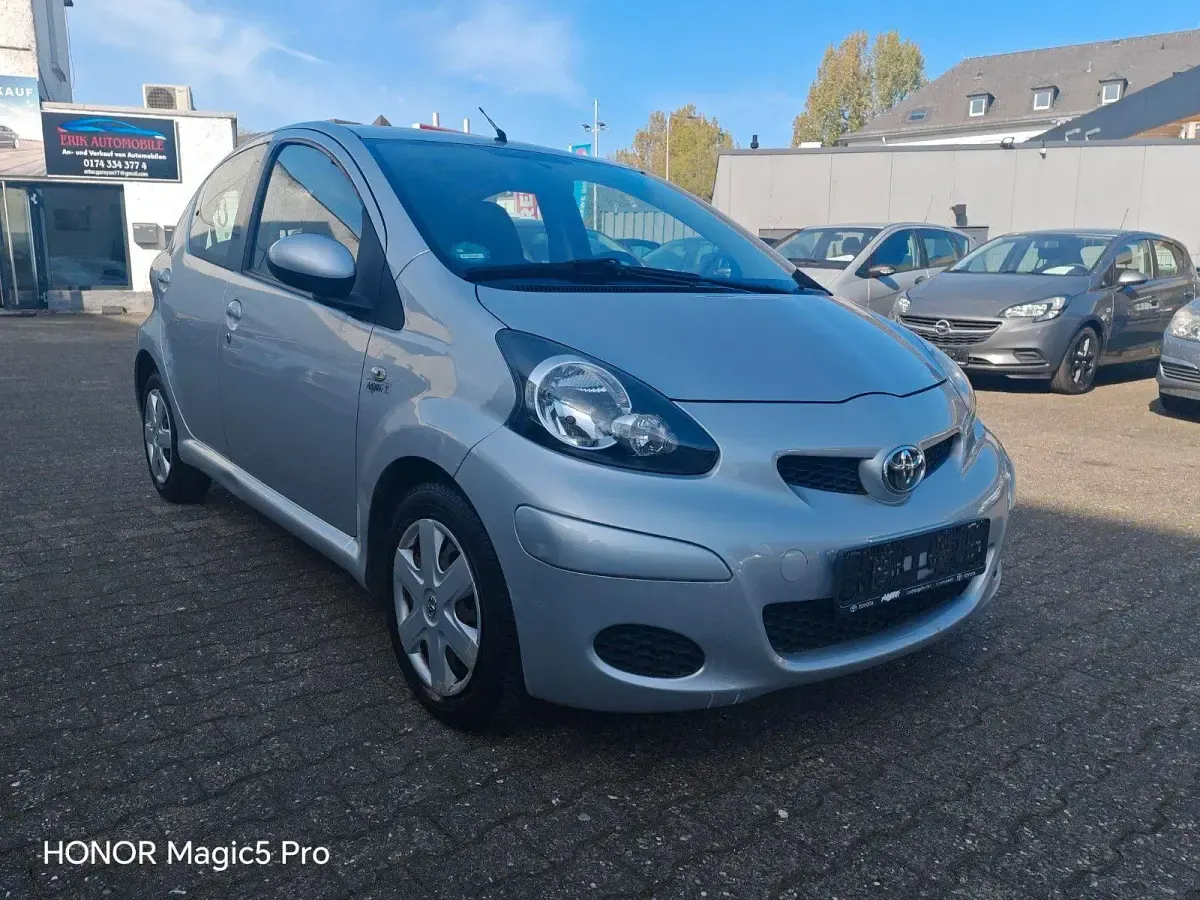 Gebraucht Toyota Aygo Cool 68 PS (50 kW) 2011 Silber Kleinwagen
