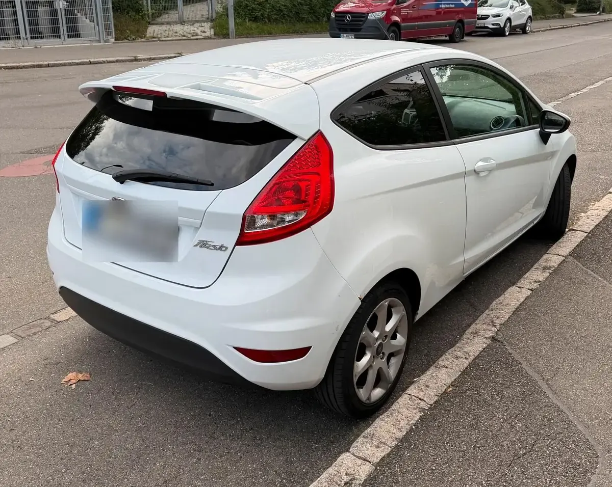Gebraucht Ford Fiesta Champions Edition 95 PS (69 kW) 2012 Weiß Kleinwagen