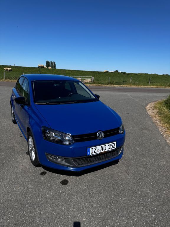 Blau Gebraucht 2011 VW Polo Trendline Limousine | 3.900 € (Guter Preis) - Bild 1/4