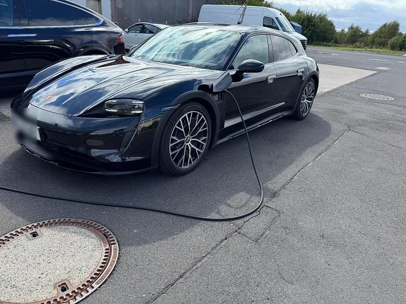 Schwarz Gebraucht 2022 Porsche Taycan Cross Turismo Kombi | 52.989 € - Bild 1/4