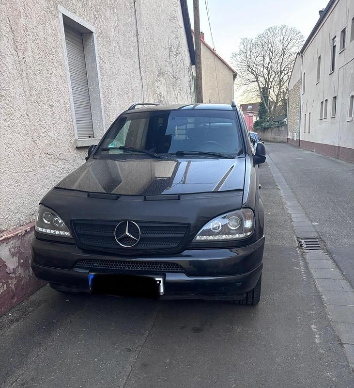 Schwarz Gebraucht 1999 Mercedes ML320 SUV | 2.700 € - Bild 1/4