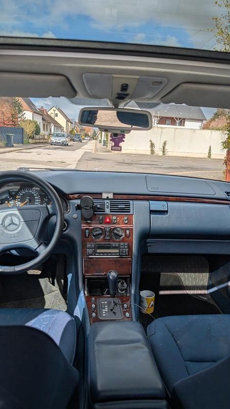 Second-hand Mercedes E280 193 CP (141 kW) 1997 Argintiu Berlinǎ