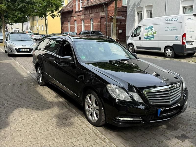 Schwarz Gebraucht 2011 Mercedes E220 Avantgarde Kombi | 6.700 € (Superpreis) - Bild 1/4