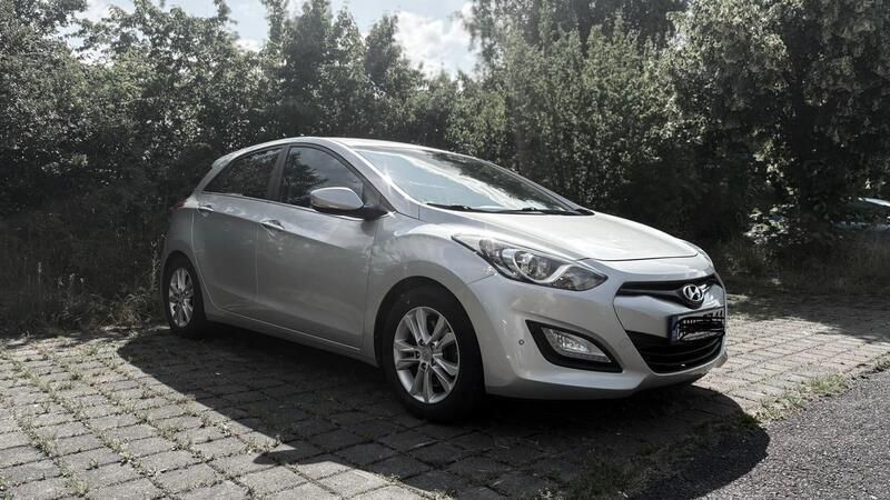 Grau Gebraucht 2015 Hyundai i30 Limousine | 9.000 € (Guter Preis) - Bild 1/4