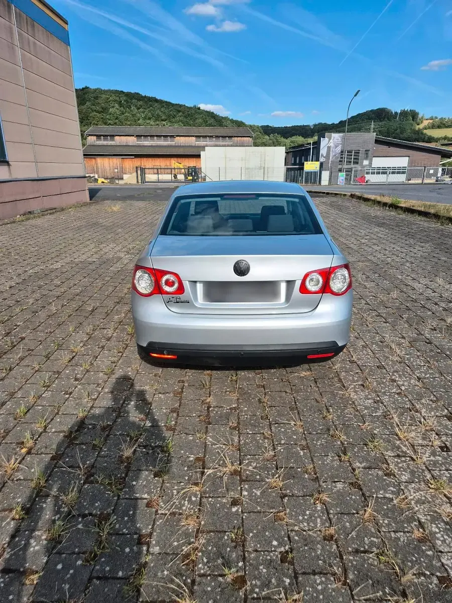Gebraucht VW Jetta 105 PS (77 kW) 2006 Silber Limousine