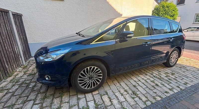 Blau Gebraucht 2019 Ford S-MAX Titanium Van / Kleinbus | 18.499 € (Superpreis) - Bild 1/4