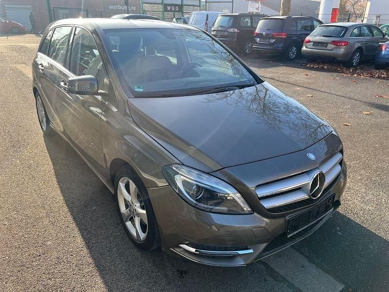 Grau Gebraucht 2014 Mercedes B180 Sport Van / Kleinbus | 10.999 € (Guter Preis) - Bild 1/4