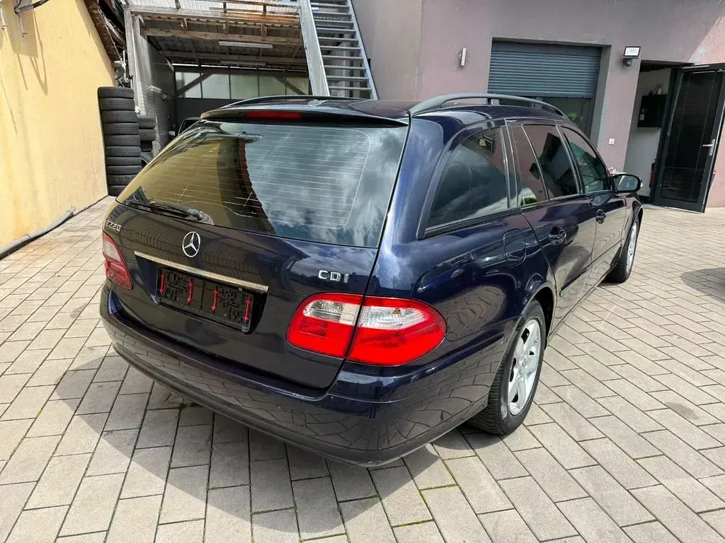 Gebraucht Mercedes E220 Classic 150 PS (110 kW) 2005 Blau Limousine