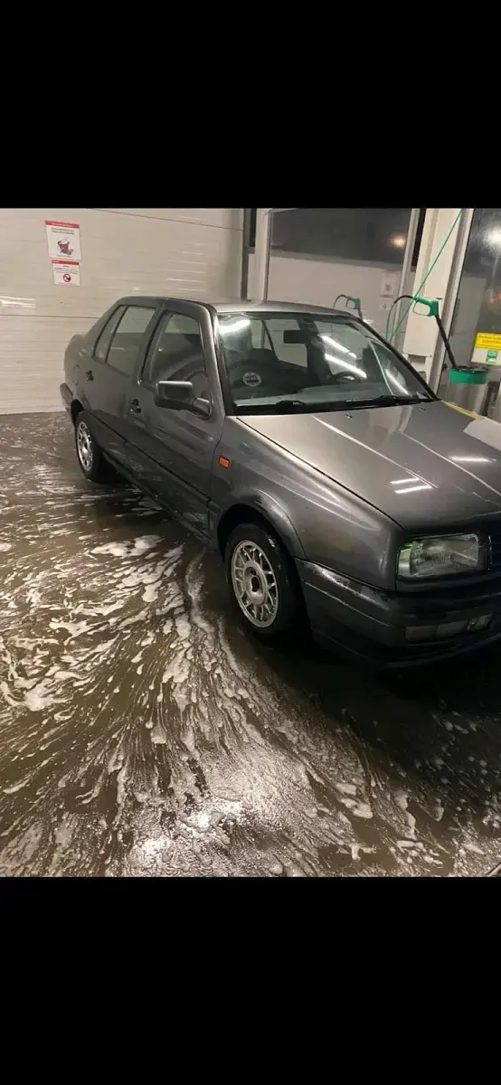 Gebraucht VW Vento 75 PS (55 kW) 1993 Grau Limousine