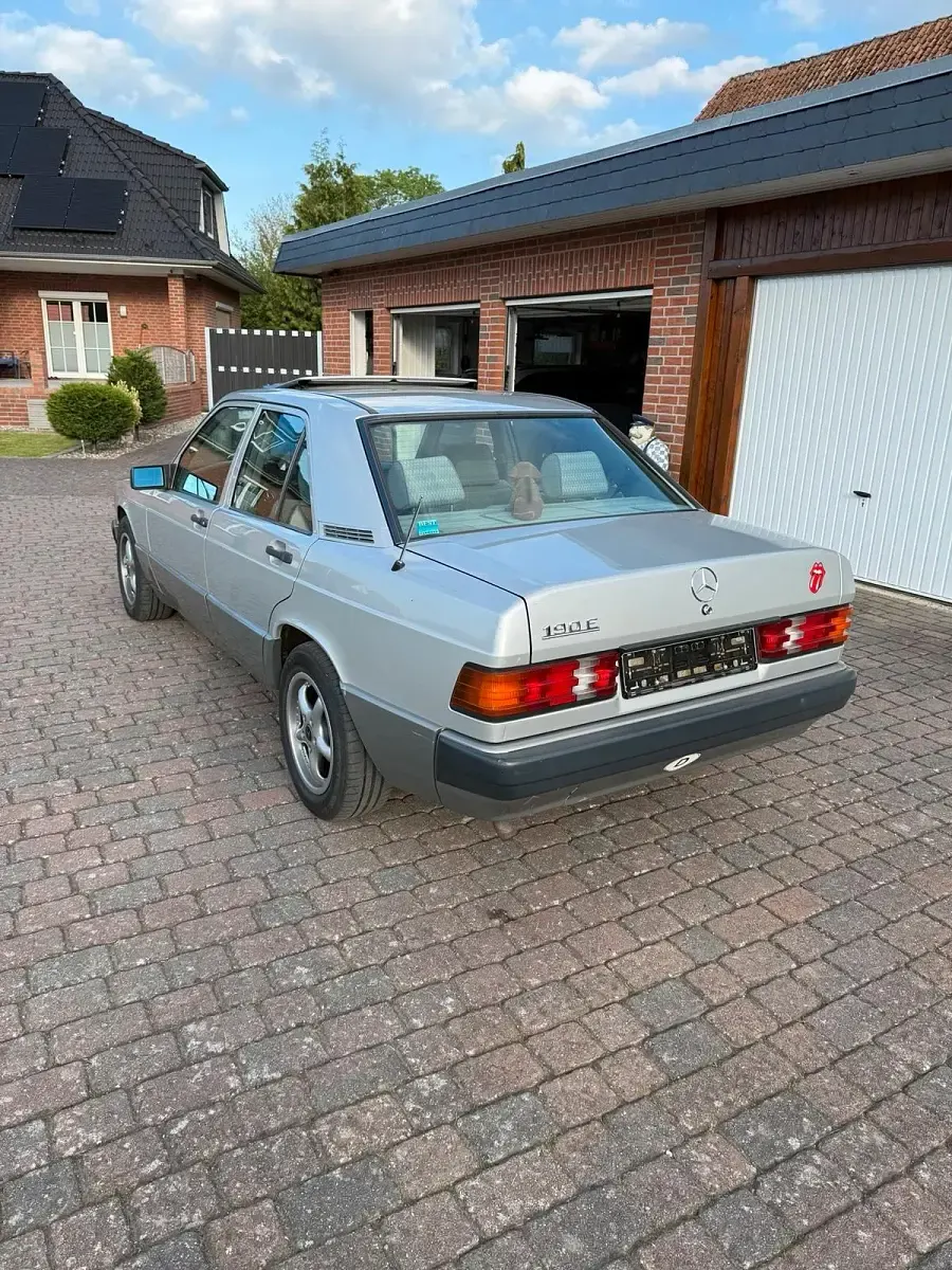 Używany Mercedes 190 118 KM (86 kW) 1990 Srebrny Sedan/Limuzyna