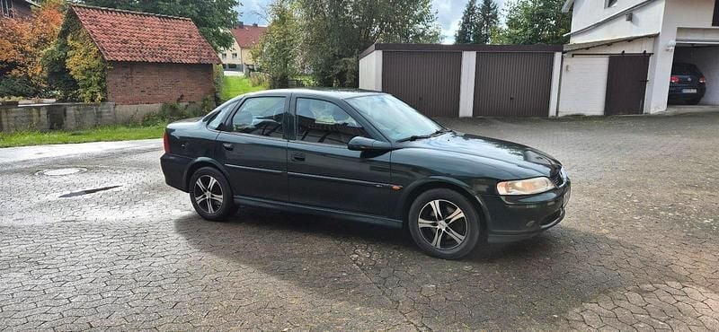 Grün Gebraucht 1999 Opel Vectra Limousine | 800 € (Guter Preis) - Bild 1/4