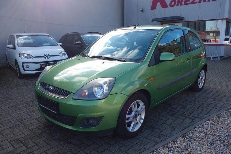 Grün Gebraucht 2007 Ford Fiesta Ghia Kleinwagen | 2.949 € (Guter Preis) - Bild 1/4