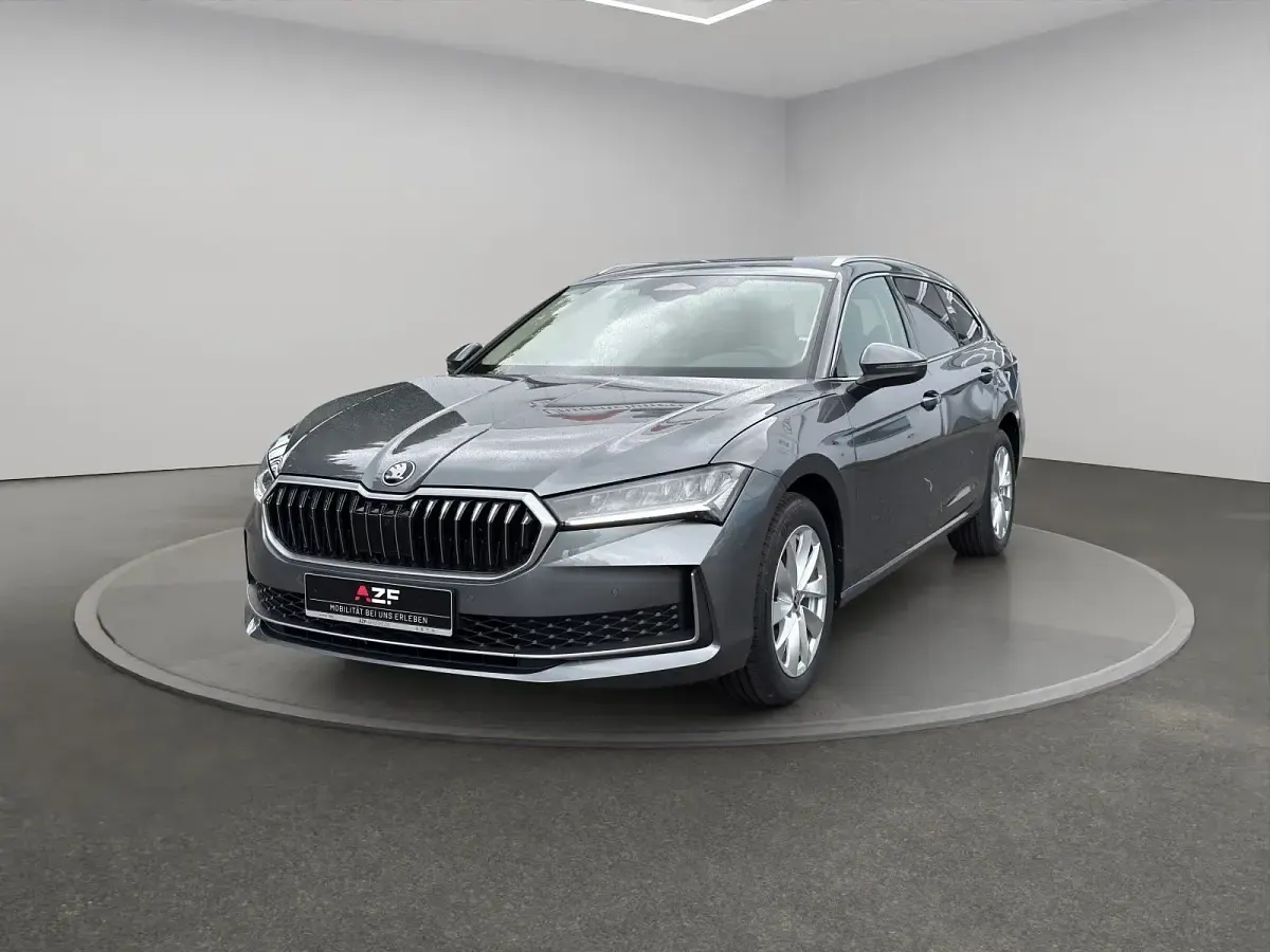 Neu Skoda Superb Selection 150 PS (110 kW) 2026 Graphitegrau metallic Kombi
