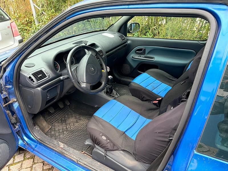 Używany Renault Clio II 107 KM (78 kW) 2002 Niebieski Hatchback