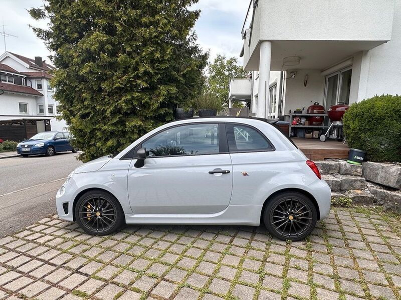 Grau Gebraucht 2023 Abarth 695C Cabrio | 30.900 € (Fairer Preis) - Bild 1/4