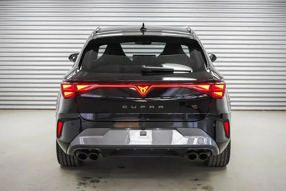 Gebraucht Cupra Leon VZ 333 PS (244 kW) 2025 Midnight black metallic (0e) Kombi